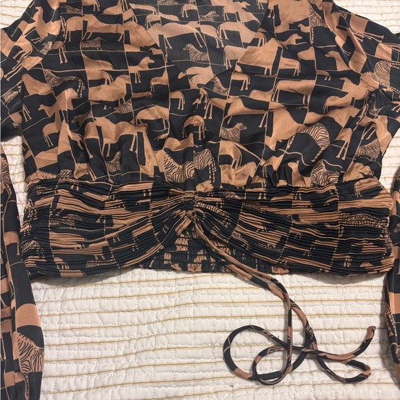 Milk & Honey Animal Print V Neck Scrunch Tie Top Size M - Picture 3 of 5